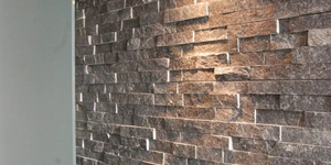 Отделка стены 3D панелью из натурального камня Кварцит Black Quartz Classic от бренда RKS SLATE акцентная стена в интерьере, гостиной, офисе (5)