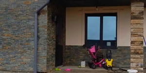 Камень на фасаде фото процесса монтажа 3D панели RKS SLATE Сланец Dark Multicolor купить с доставкой (8)