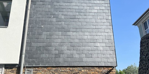 Сочетание Кровельный Сланец RKS SLATE Charcoal и Сланец Cedar Slate Country Rockface Strips фото реализованного проекта (1)