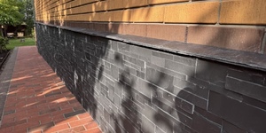 Плитка из сланца в качестве отлива для цоколя. Применение кровельного сланца RKS SLATE (8)