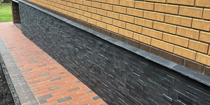 Плитка из сланца в качестве отлива для цоколя. Применение кровельного сланца RKS SLATE (2)