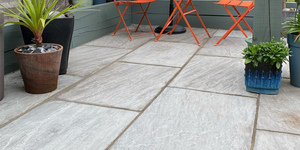 Благоустройство во дворе на фото Плитка из песчаника RKS SLATE Belgian Grey купить с доставкой (8)
