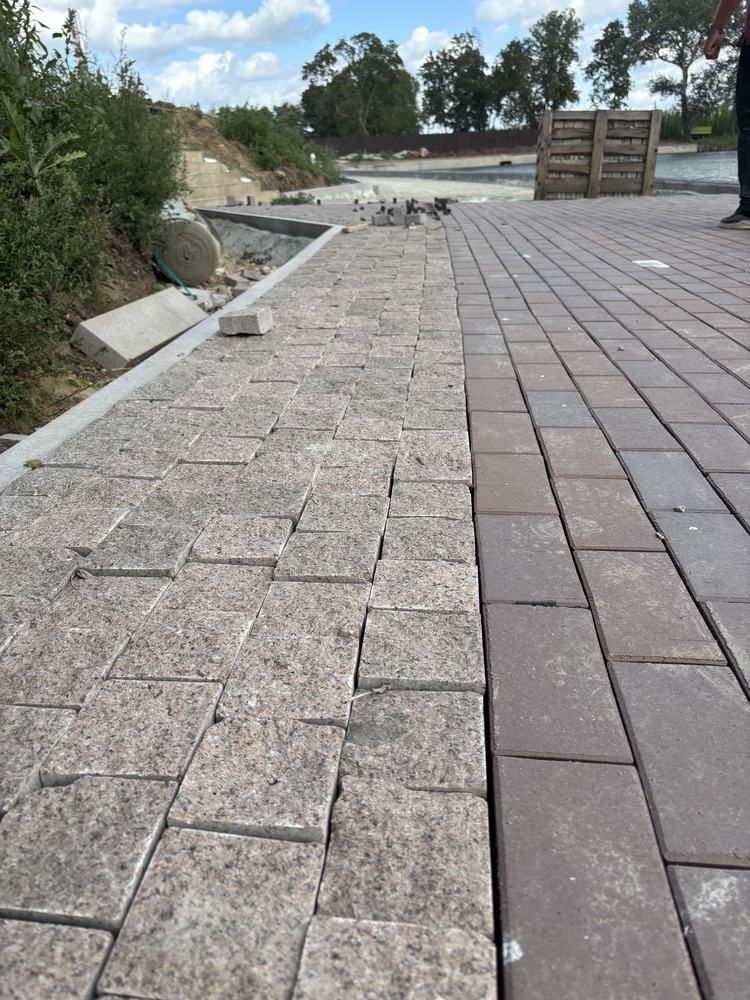 Гранитная брусчатка Куртинский, Пилено-колотая термо, 100x100x50 мм 4