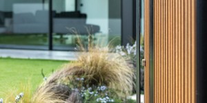 Реечная панель ДПК Turtle Shell, Middle Lines, Siberian Pine Co-Extrusion рейки в экстерьере фото (3)