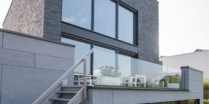 Фасад в отделке 3D панели из натурального камня Кварцит Black Quartz Classic от бренда RKS SLATE фото готового дома (7)