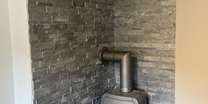 Отделка стены камнем за печью в бане и сауне заказать 3D панели RKS SLATE Сланец Silver Grey Natural