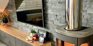 Облицовка стены за печью каменными 3D панелями RKS SLATE Кварцит Green Quartz фото проекта (1)
