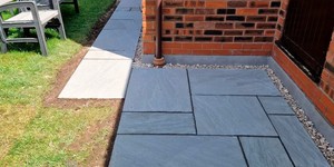 Дорожки у дома из натуральной каменной плитки из песчаника RKS SLATE Belgian Grey фото готовых объектов (9)