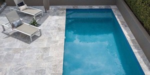 Плитка разного размера из травертина вокруг бассейна фото Silver French Pattern от RKS SLATE (1)